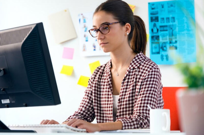 SEO Melbourne woman in front of her computer concentrating on performance