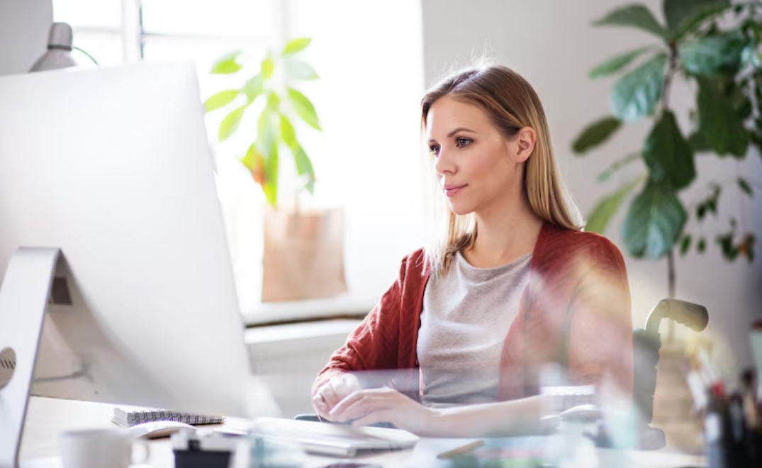 Business woman analysing seo performance in front of computer